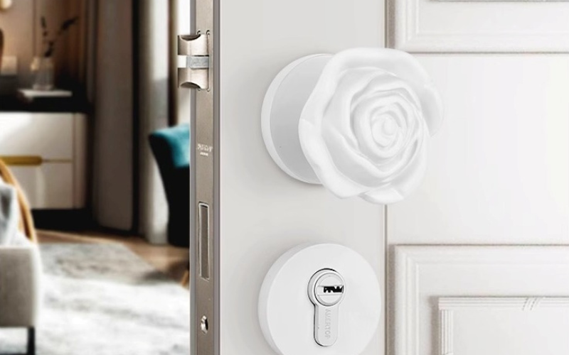 Ảnh Khóa Tay Nắm Tròn Và Các Phụ Kiện Đi Kèm Cần Thiết - 1 Mẫu Khóa Tay Nắm Tròn Thiết Kế Độc Đáo