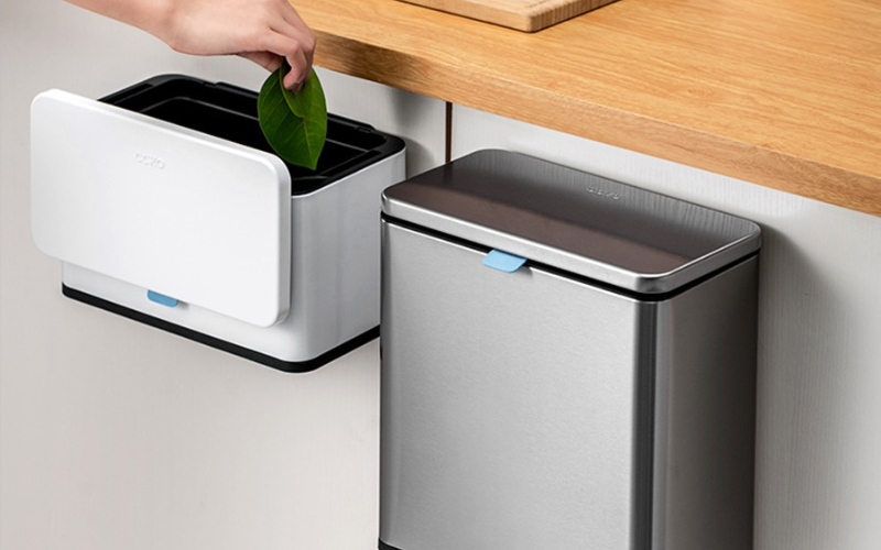 Ảnh Có Nên Mua Thùng Rác Treo Cánh Tủ Bếp? Ưu Nhược Điểm Cần Biết - 1 Thùng Rác Gắn Cánh Tủ Bếp Giá Rẻ
