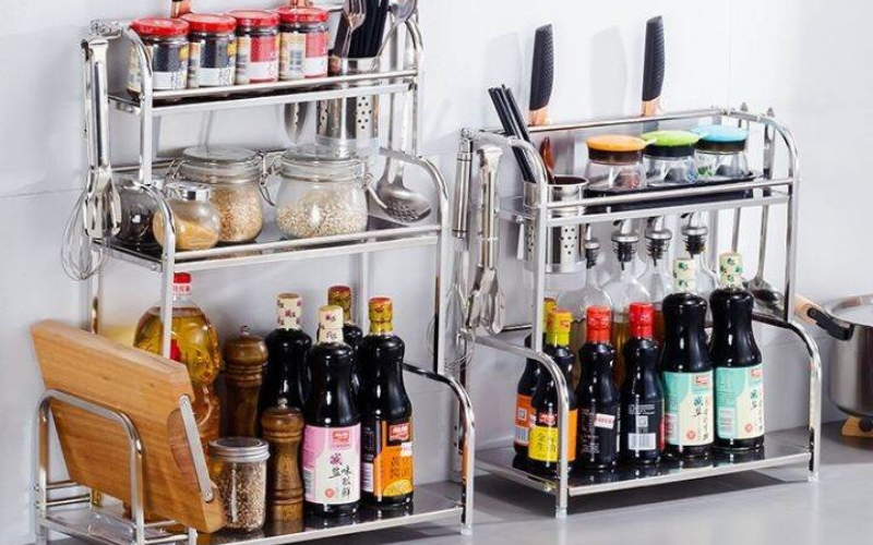 So sánh các loại kệ gia vị inox