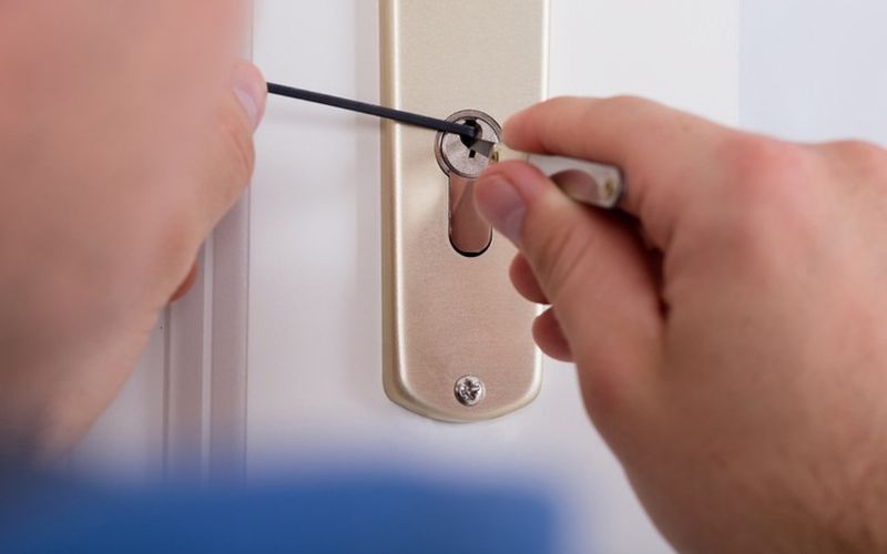 Ảnh Cách Mở Ổ Khóa Khi Quên Chìa Và Những Điều Cần Lưu Ý - 1 Hướng Dẫn Cách Mở Ổ Khóa Khi Quên Chìa Nhanh Chóng