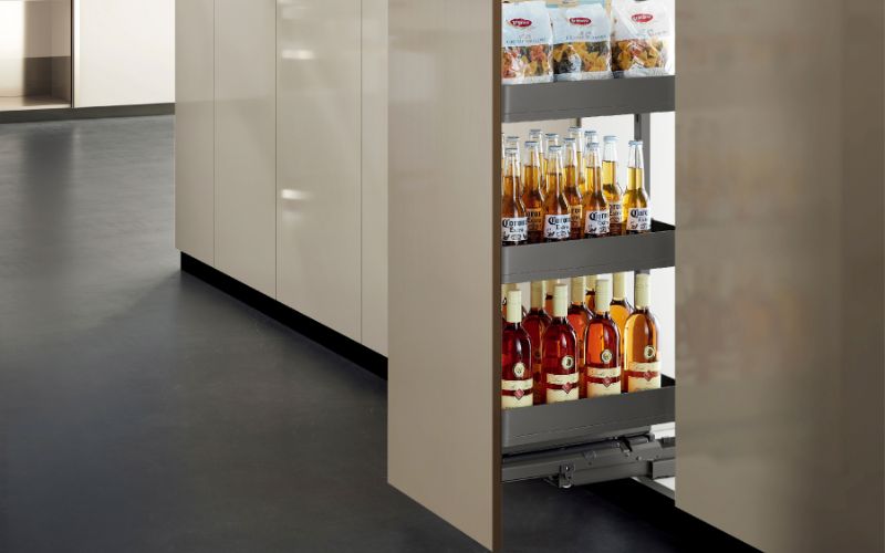 So sánh tủ đồ khô cánh rút Blum và Garis