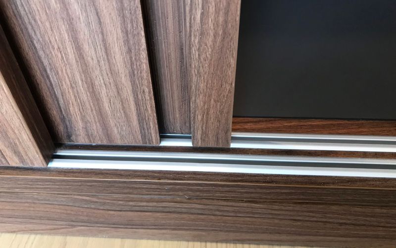 Ảnh Cách Xử Lý Bộ Ray Trượt Cửa Lùa Tủ Quần Áo Bị Kẹt, Kêu - 2 Đánh Giá Bộ Ray Trượt Cửa Lùa Tủ Quần Áo
