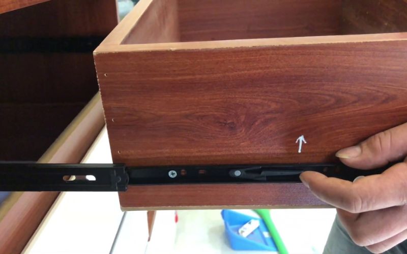 Ảnh Cách Xử Lý Bộ Ray Trượt Cửa Lùa Tủ Quần Áo Bị Kẹt, Kêu - 4 Mẹo Khắc Phục Bộ Ray Trượt Cửa Lùa Tủ Quần Áo Bị Lỗi