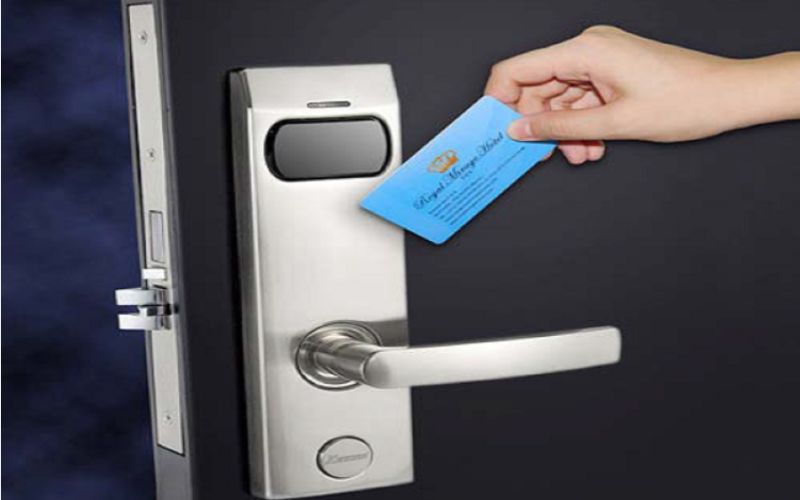 Khóa Cửa Chống Trộm Thông Minh Giá Hợp Lý