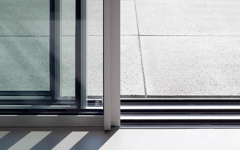 Ảnh Phân Biệt Các Loại Ray Lùa Cửa Kính Phổ Biến Hiện Nay - 3 Ray Lùa Cửa Kính Âm Sàn