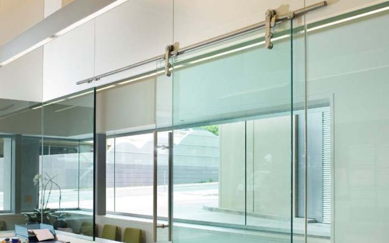 Ảnh Phân Biệt Các Loại Ray Lùa Cửa Kính Phổ Biến Hiện Nay - 4 Ray Lùa Cửa Kính Văn Phòng