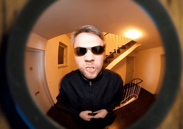 Ảnh Có Nên Lắp Mắt Thần Cửa Không? 5 Lý Do Bạn Không Nên Bỏ Qua - 3 Ảnh Có Nên Lắp Mắt Thần Cửa Không? 5 Lý Do Bạn Không Nên Bỏ Qua - 2